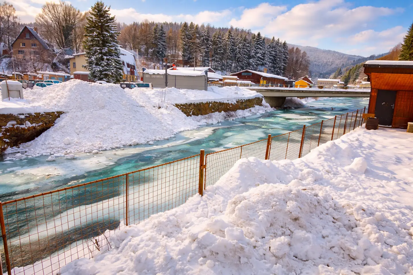 Zasněžená krajina v okolí Horního Maršova v Krkonoších, odkud vedou běžecké tratě
