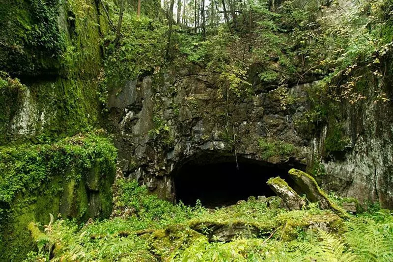 Vstup do Albeřické jeskyně v bývalém vápencovém lomu u Horního Maršova v Krkonoších